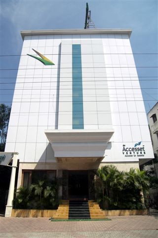 The Golden Emerald, Pune